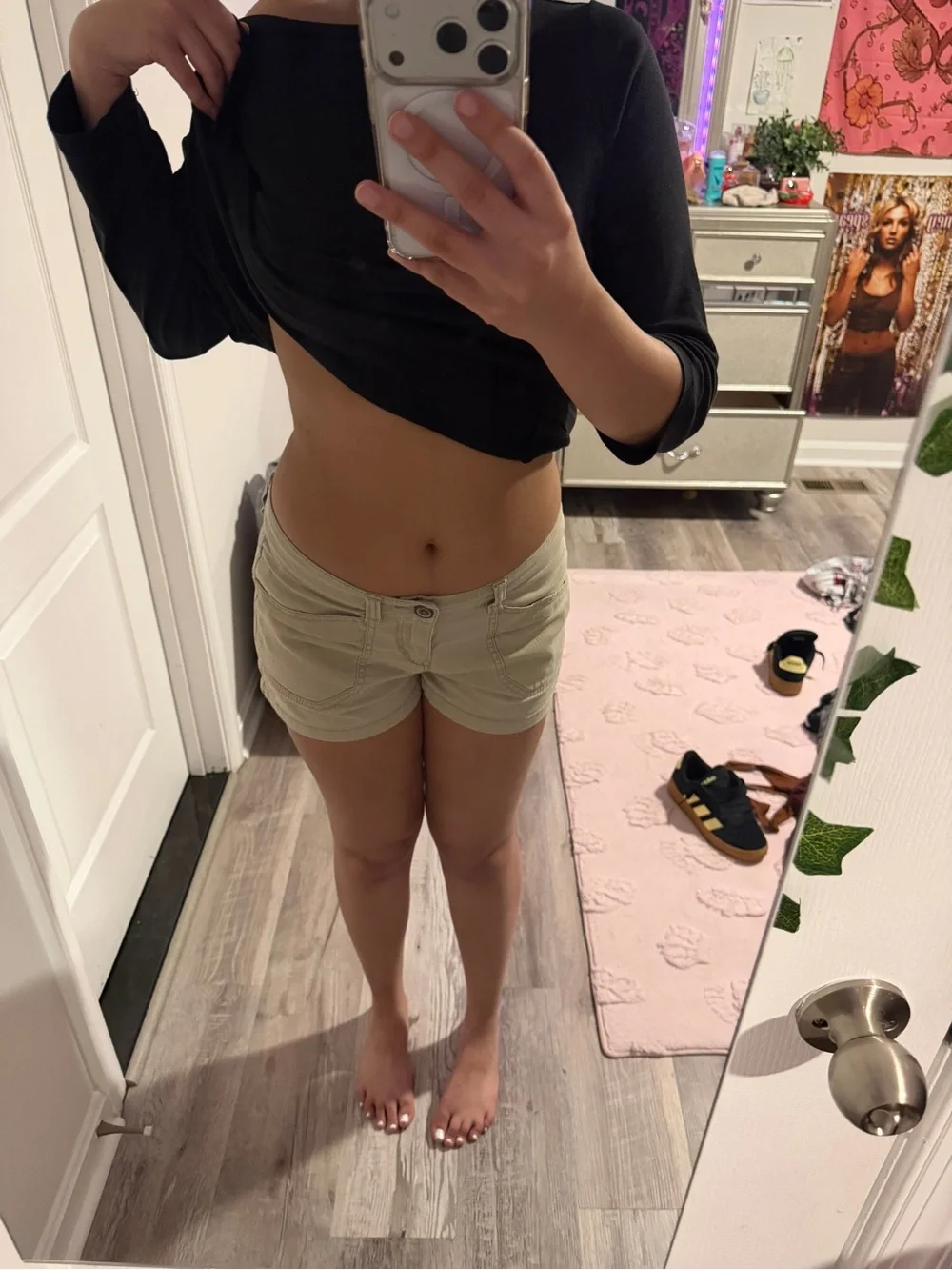 Women’s Stretch Cotton Low-Rise Khaki Shorts